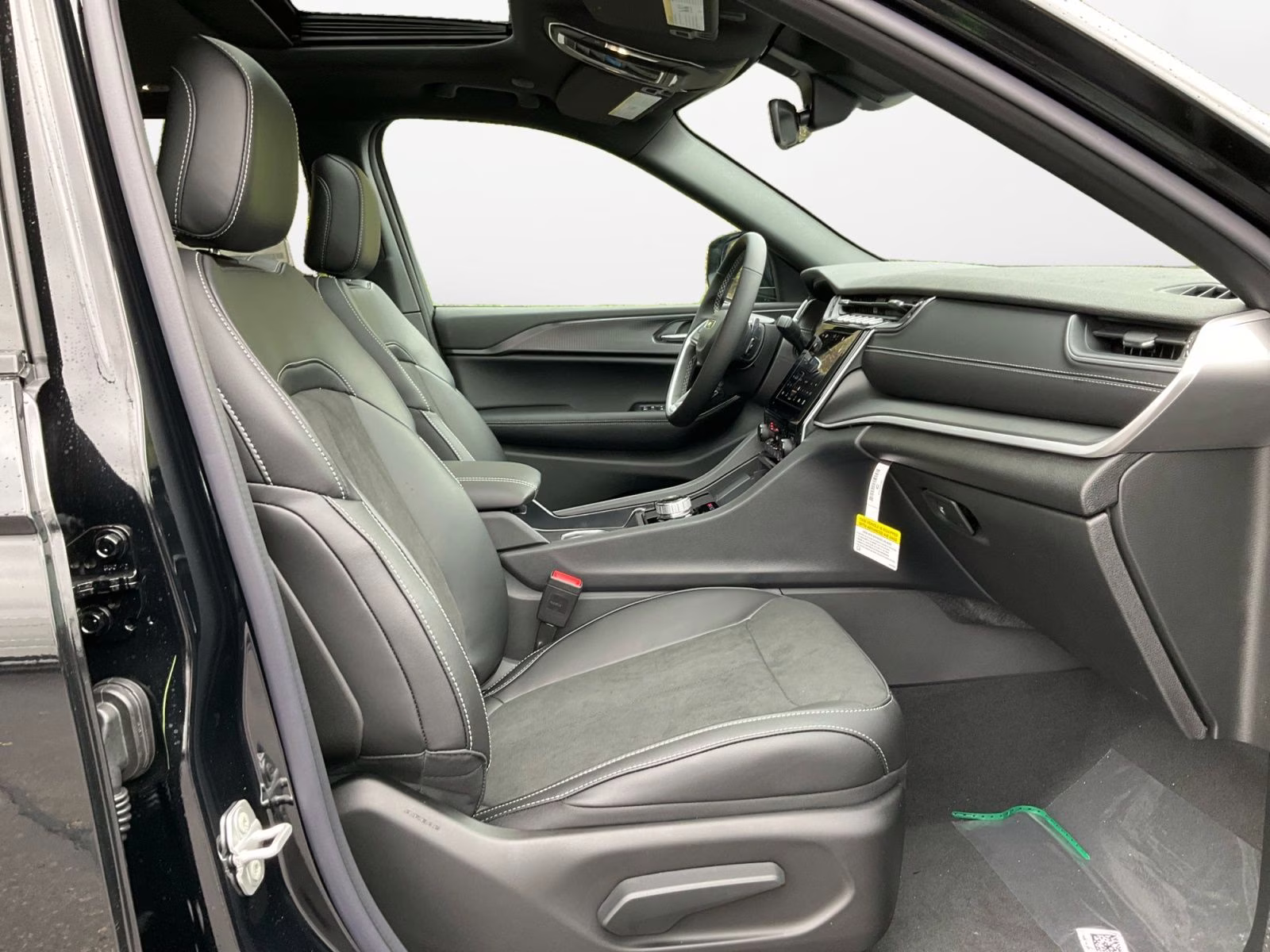 2025 Diamond Black Crystal Pearlcoat Jeep Grand Cherokee Altitude X 4X4 SUV