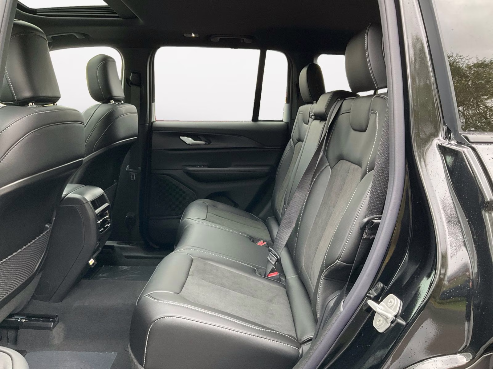 2025 Diamond Black Crystal Pearlcoat Jeep Grand Cherokee Altitude X 4X4 SUV