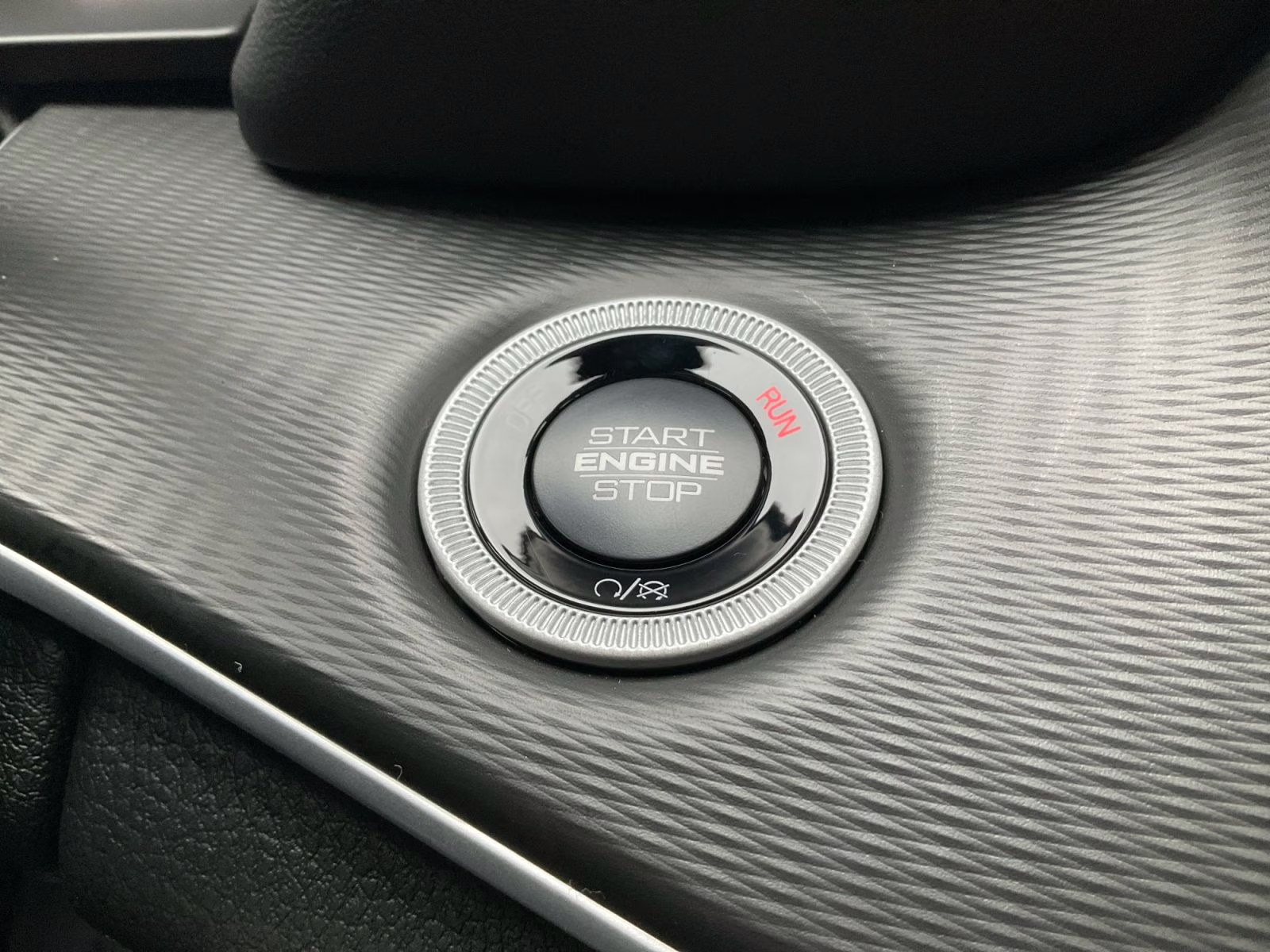 2025 Diamond Black Crystal Pearlcoat Jeep Grand Cherokee Altitude X 4X4 SUV