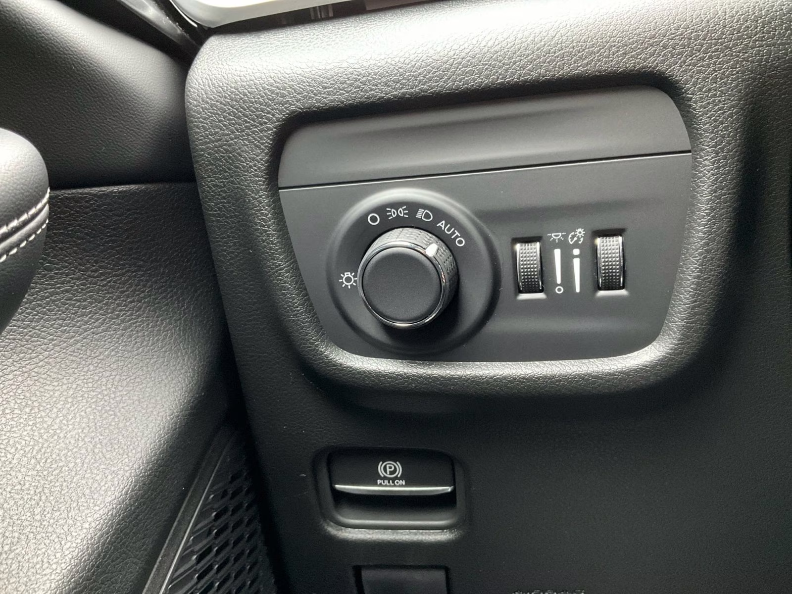 2025 Diamond Black Crystal Pearlcoat Jeep Grand Cherokee Altitude X 4X4 SUV