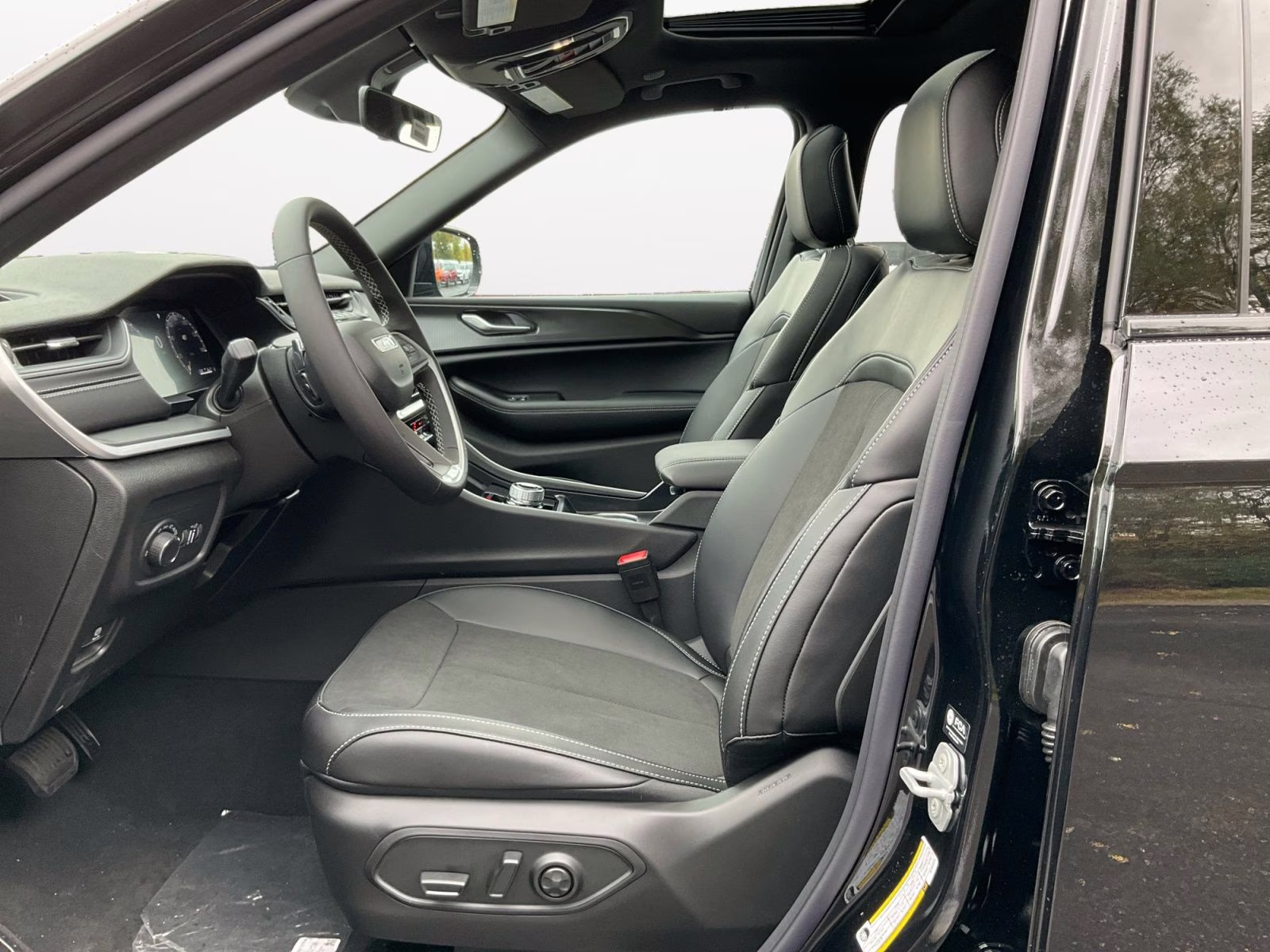 2025 Diamond Black Crystal Pearlcoat Jeep Grand Cherokee Altitude X 4X4 SUV