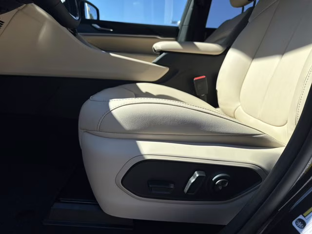 2025 Diamond Black Crystal Pearlcoat Jeep Grand Cherokee L Limited 4X4 SUV