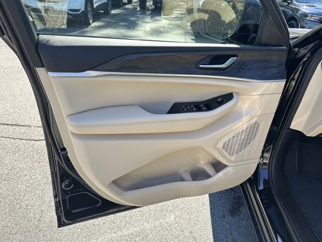 2025 Diamond Black Crystal Pearlcoat Jeep Grand Cherokee L Limited 4X4 SUV