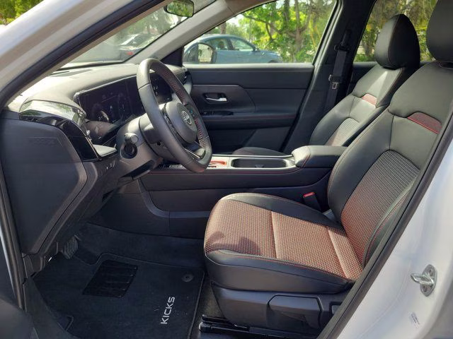 2026 Aspen White Tricoat Nissan Kicks SR FWD SUV