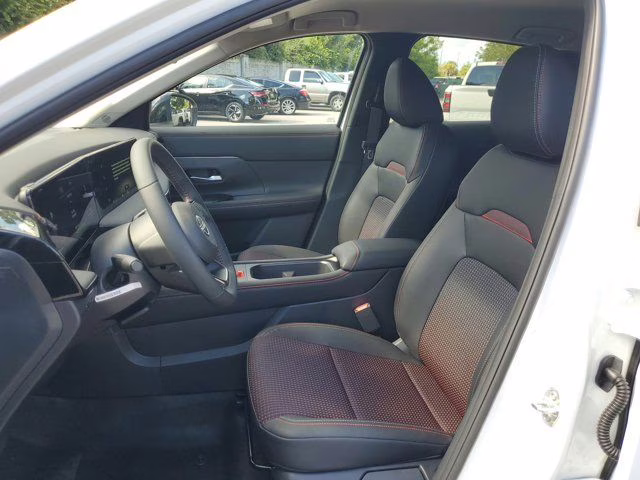 2026 Aspen White Tricoat Nissan Kicks SR FWD SUV