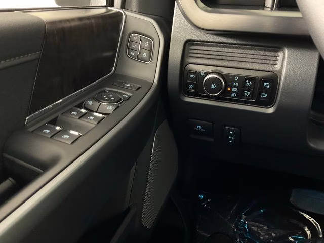 2026 Oxford White Ford Super Duty F-250 SRW Lariat 4X4 Truck