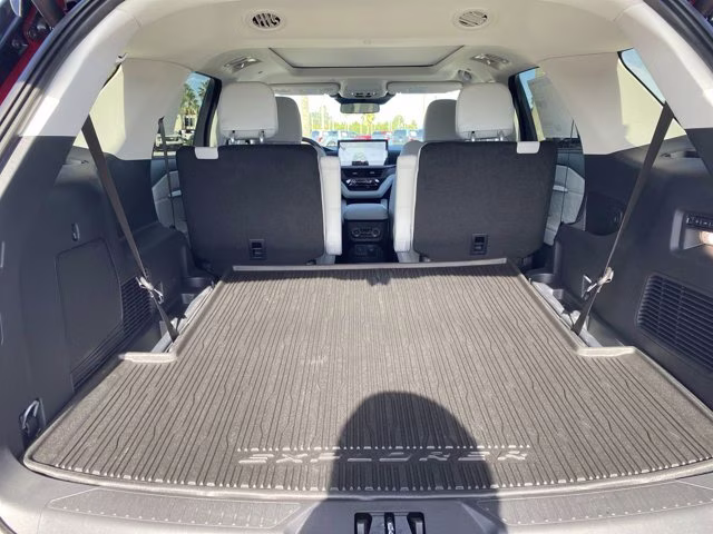 2026 Rapid Red Metallic Tinted Clearcoat Ford Explorer Platinum 4X4 SUV