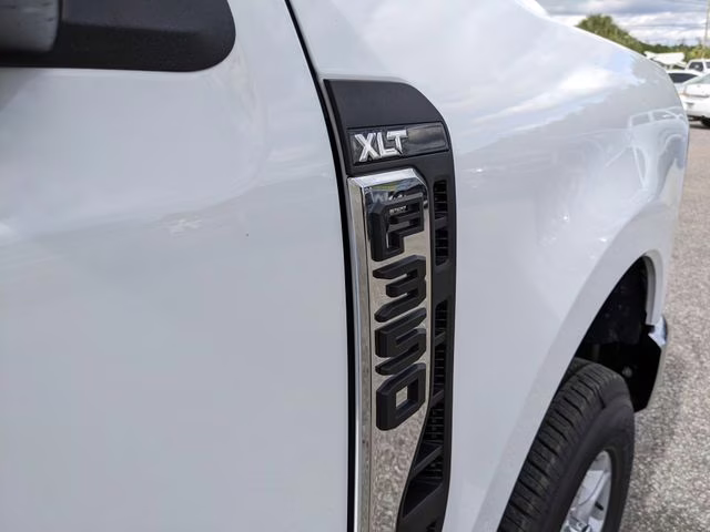 2026 Oxford White Ford Super Duty F-350 SRW XLT 4X4 Truck