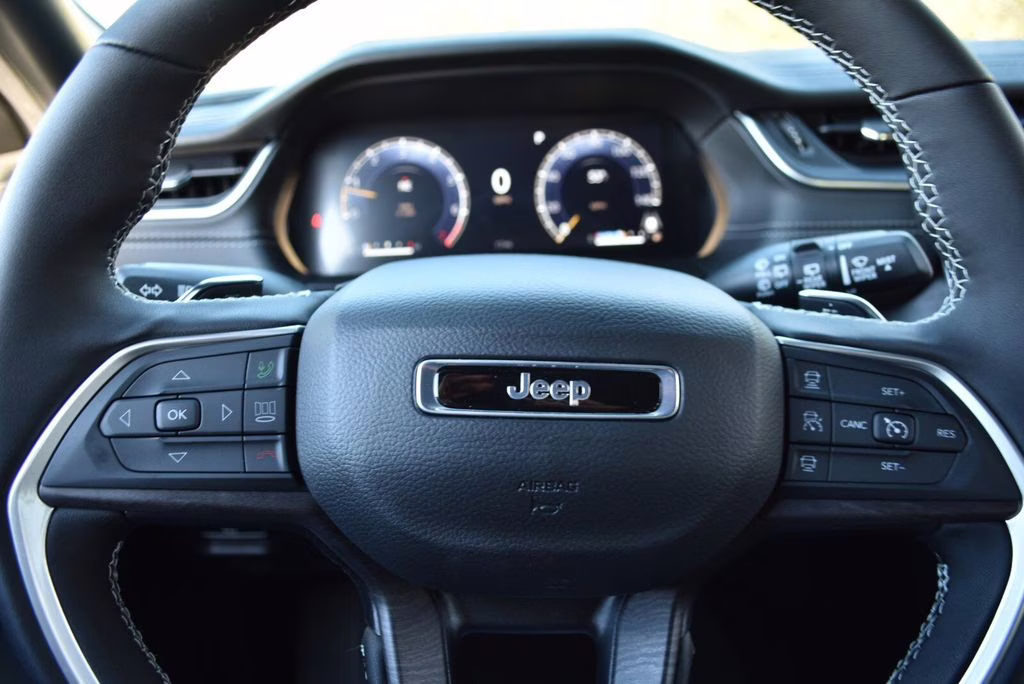 2025 Bright White Clearcoat Jeep Grand Cherokee Limited 4X4 SUV