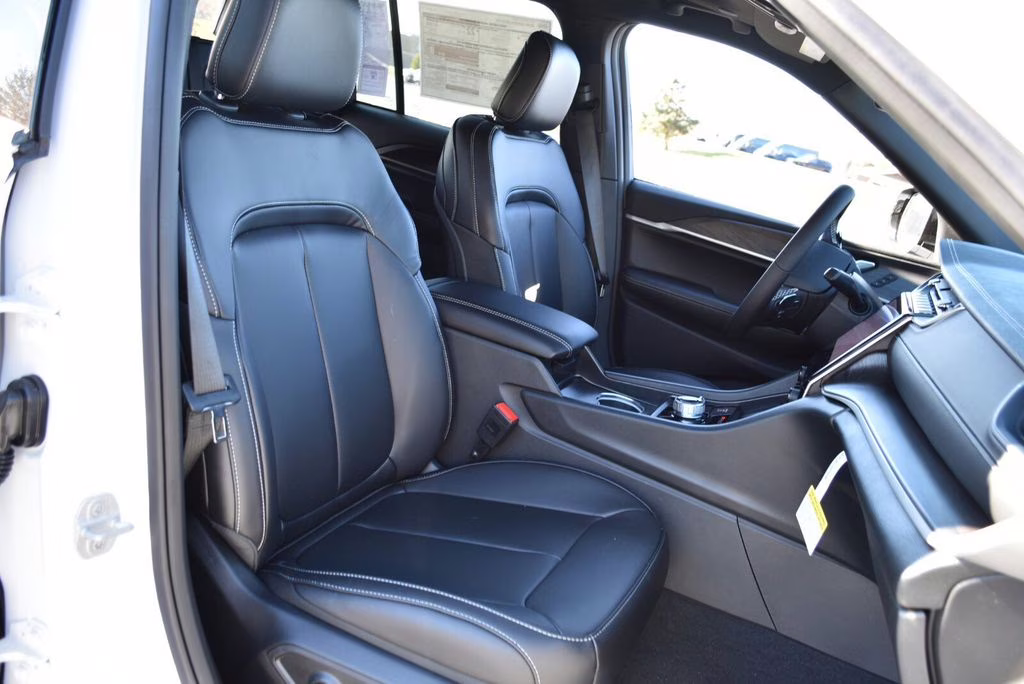 2025 Bright White Clearcoat Jeep Grand Cherokee Limited 4X4 SUV