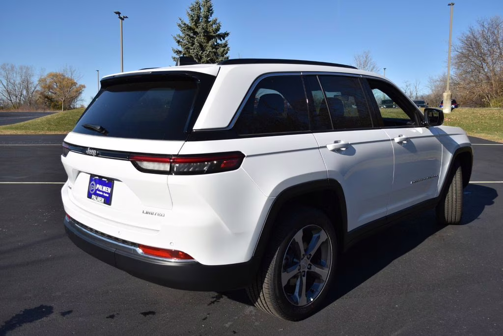 2025 Bright White Clearcoat Jeep Grand Cherokee Limited 4X4 SUV