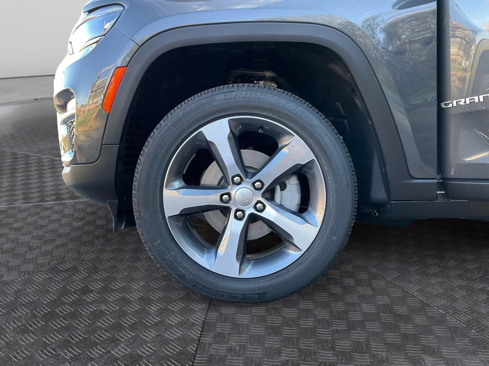2025 Baltic Gray Metallic Clearcoat Jeep Grand Cherokee Limited 4X4 SUV