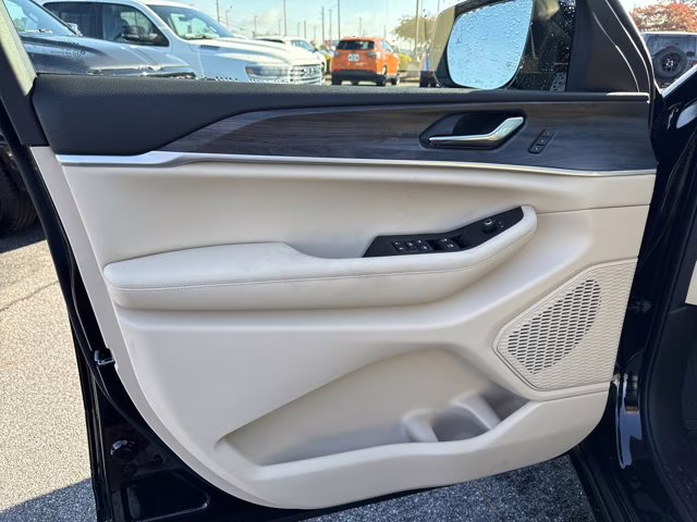 2025 Diamond Black Crystal Pearlcoat Jeep Grand Cherokee L Limited 4X4 SUV