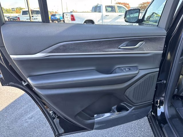 2025 Diamond Black Crystal Pearlcoat Jeep Grand Cherokee L Limited 4X4 SUV