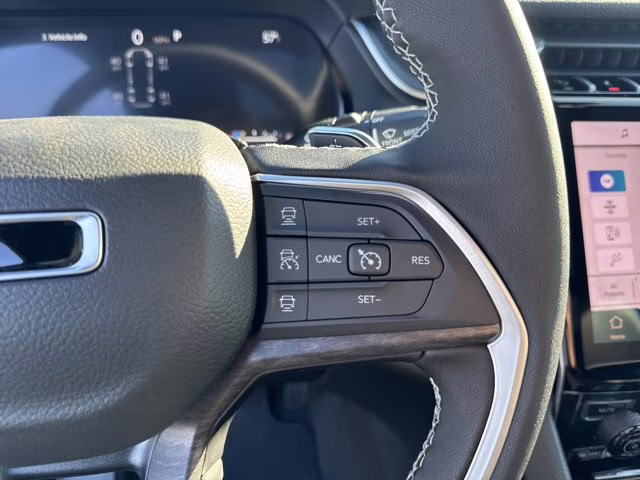 2025 Diamond Black Crystal Pearlcoat Jeep Grand Cherokee L Limited 4X4 SUV