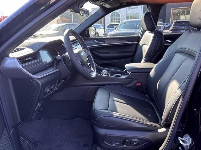 2025 Diamond Black Crystal Pearlcoat Jeep Grand Cherokee L Limited 4X4 SUV