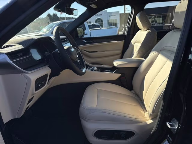 2025 Diamond Black Crystal Pearlcoat Jeep Grand Cherokee L Limited 4X4 SUV