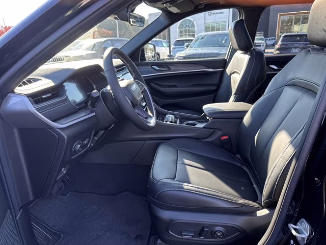2025 Diamond Black Crystal Pearlcoat Jeep Grand Cherokee L Limited 4X4 SUV