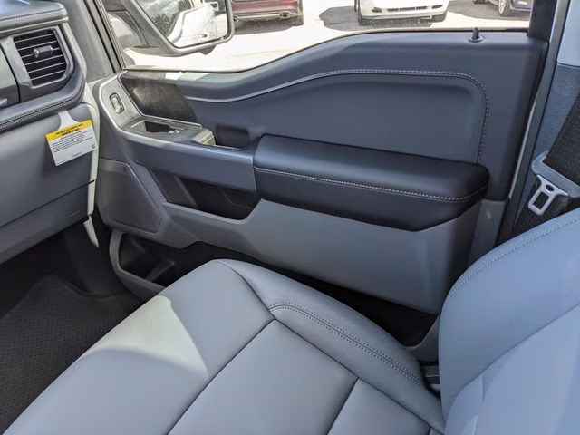 2025 Oxford White Ford F-150 Lightning Flash AWD Truck