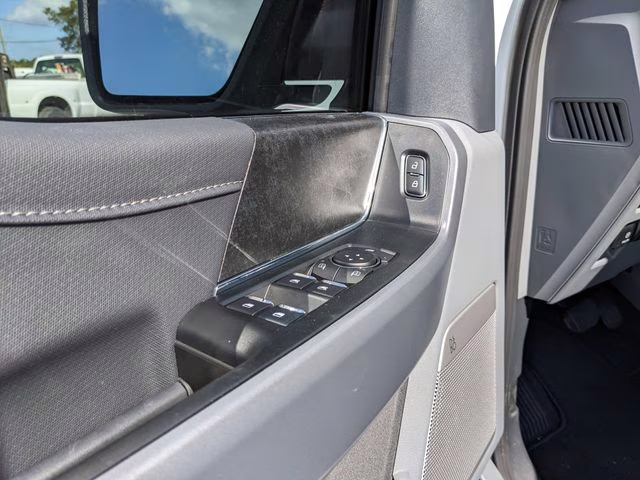 2025 Oxford White Ford F-150 Lightning Flash AWD Truck