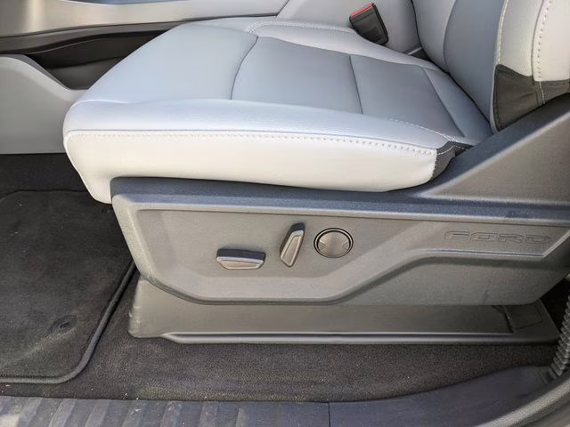 2025 Oxford White Ford F-150 Lightning Flash AWD Truck