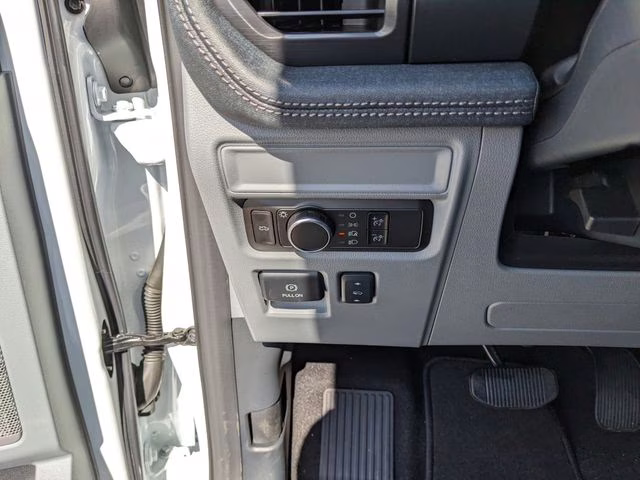 2025 Oxford White Ford F-150 Lightning Flash AWD Truck