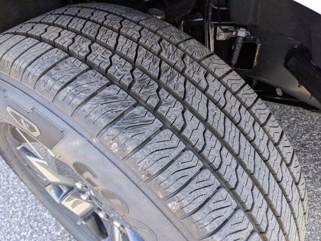 2025 Oxford White Ford F-150 Lightning Flash AWD Truck