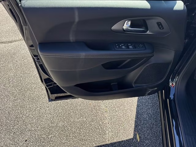 2026 Diamond Black Crystal Pearlcoat Chrysler Pacifica Select FWD Van