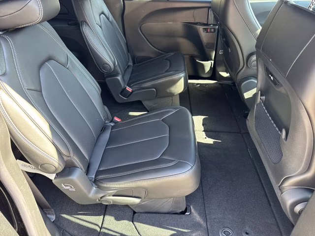 2026 Diamond Black Crystal Pearlcoat Chrysler Pacifica Select FWD Van