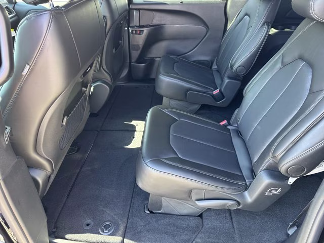 2026 Diamond Black Crystal Pearlcoat Chrysler Pacifica Select FWD Van