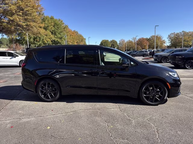 2026 Diamond Black Crystal Pearlcoat Chrysler Pacifica Select FWD Van