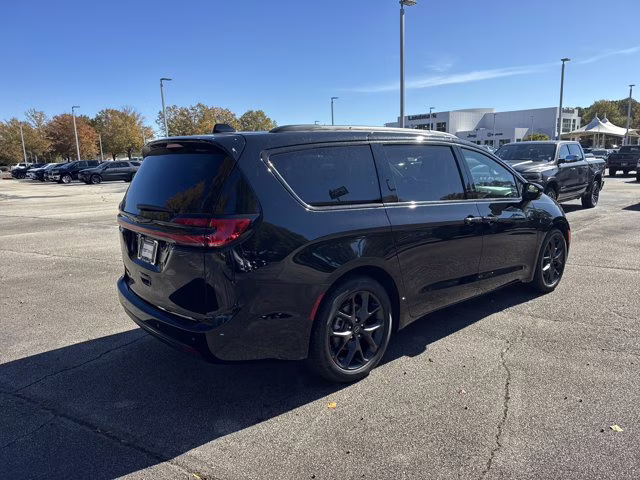 2026 Diamond Black Crystal Pearlcoat Chrysler Pacifica Select FWD Van