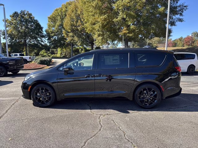 2026 Diamond Black Crystal Pearlcoat Chrysler Pacifica Select FWD Van