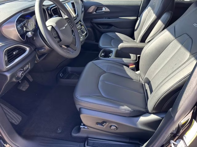 2026 Diamond Black Crystal Pearlcoat Chrysler Pacifica Select FWD Van