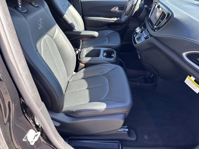 2026 Diamond Black Crystal Pearlcoat Chrysler Pacifica Select FWD Van