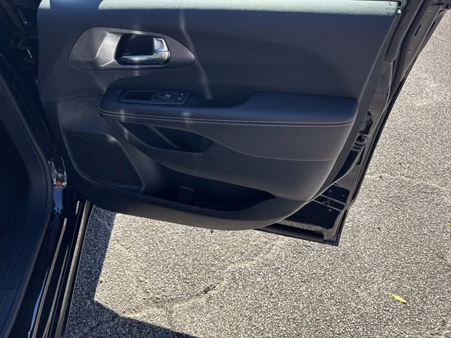 2026 Diamond Black Crystal Pearlcoat Chrysler Pacifica Select FWD Van