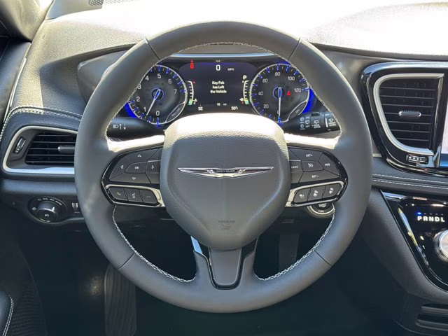 2026 Diamond Black Crystal Pearlcoat Chrysler Pacifica Select FWD Van