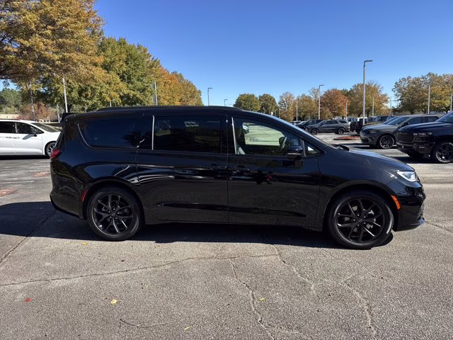 2026 Diamond Black Crystal Pearlcoat Chrysler Pacifica Select FWD Van