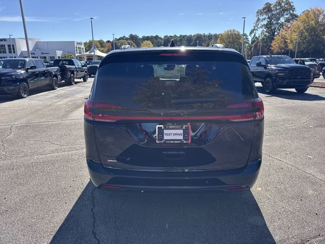 2026 Diamond Black Crystal Pearlcoat Chrysler Pacifica Select FWD Van