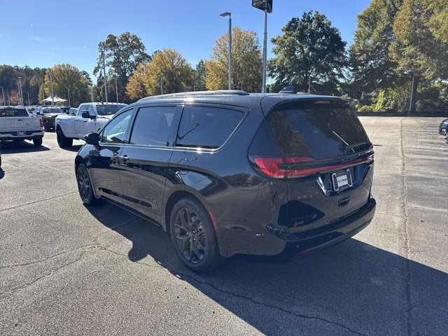 2026 Diamond Black Crystal Pearlcoat Chrysler Pacifica Select FWD Van