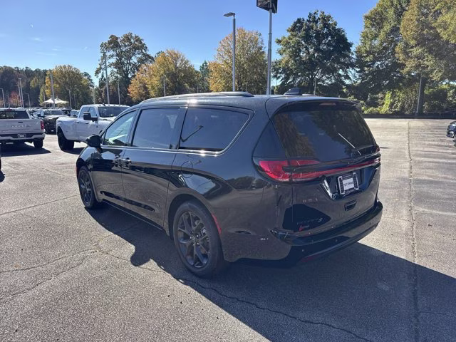 2026 Diamond Black Crystal Pearlcoat Chrysler Pacifica Select FWD Van