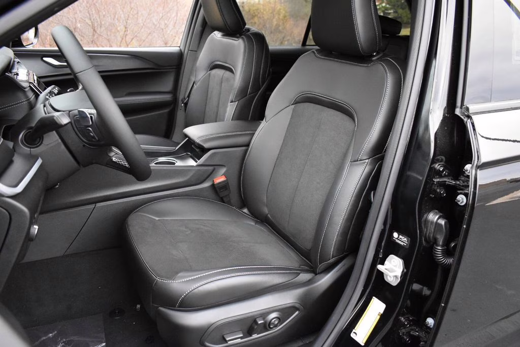 2025 Diamond Black Crystal Pearlcoat Jeep Grand Cherokee Altitude X 4X4 SUV