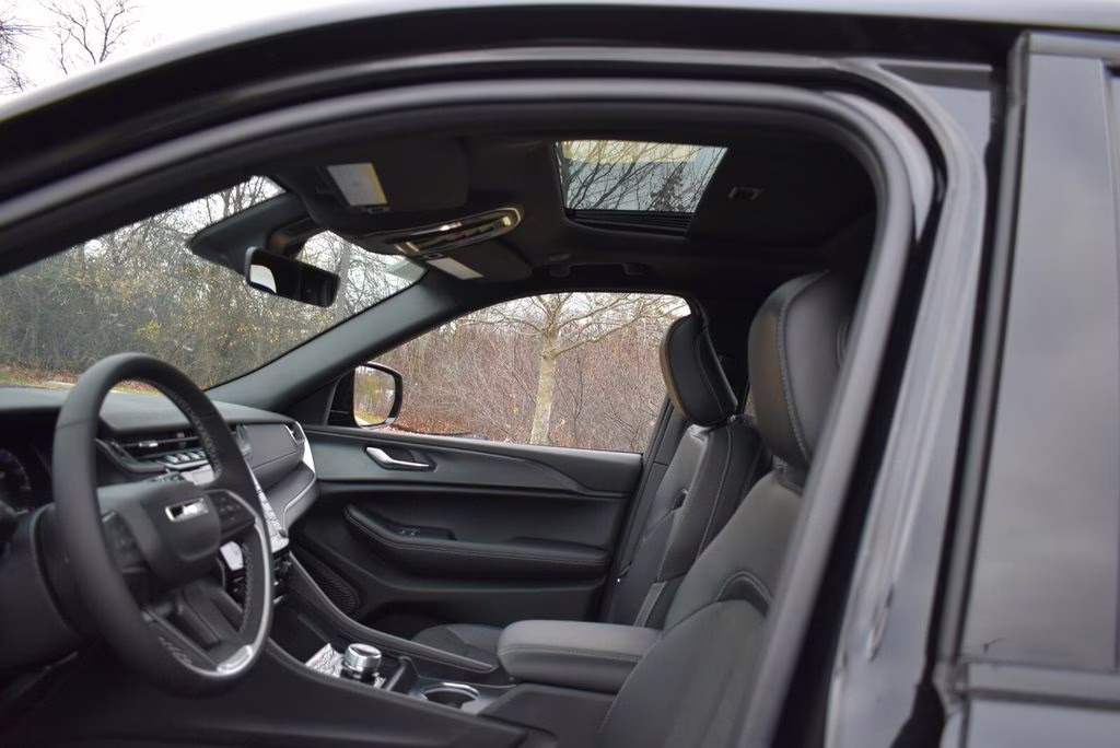 2025 Diamond Black Crystal Pearlcoat Jeep Grand Cherokee Altitude X 4X4 SUV