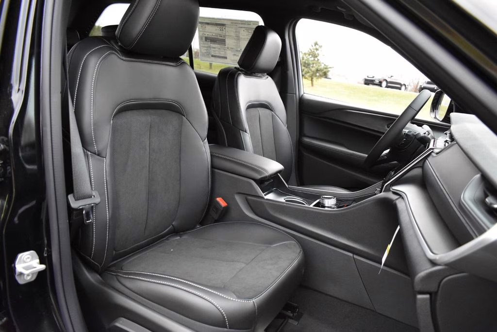 2025 Diamond Black Crystal Pearlcoat Jeep Grand Cherokee Altitude X 4X4 SUV