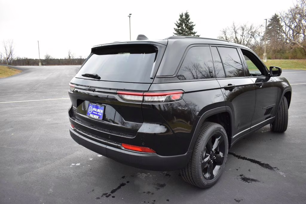 2025 Diamond Black Crystal Pearlcoat Jeep Grand Cherokee Altitude X 4X4 SUV