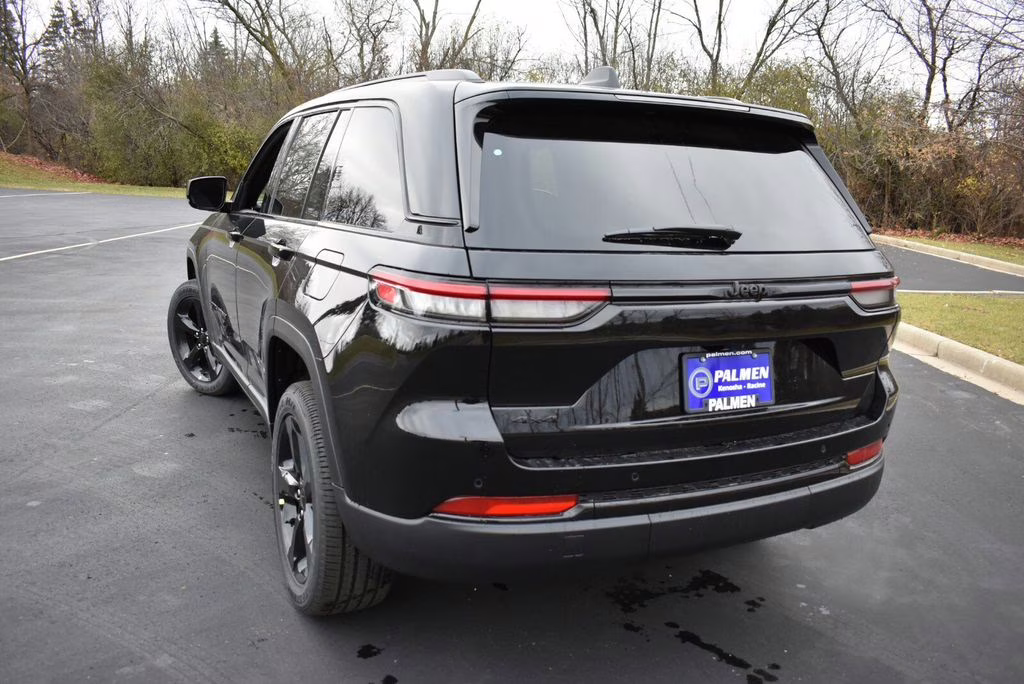 2025 Diamond Black Crystal Pearlcoat Jeep Grand Cherokee Altitude X 4X4 SUV