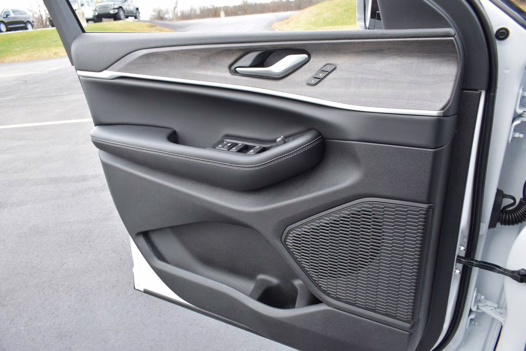 2025 Bright White Clearcoat Jeep Grand Cherokee Limited 4X4 SUV