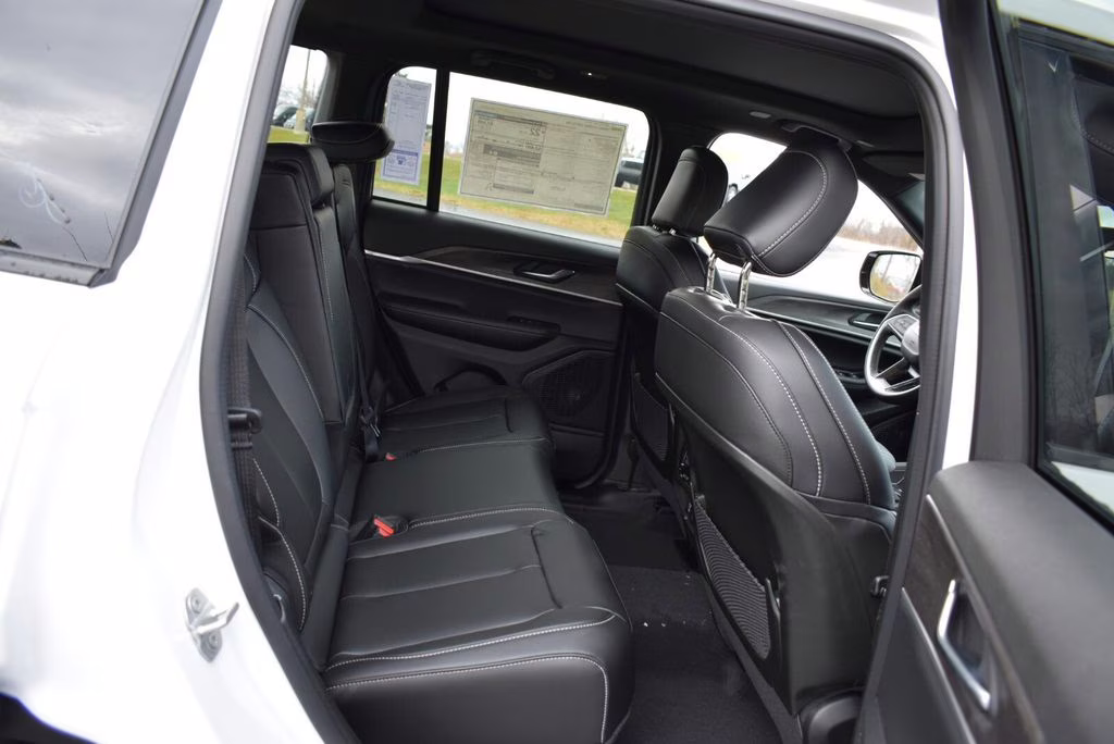 2025 Bright White Clearcoat Jeep Grand Cherokee Limited 4X4 SUV