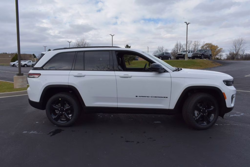 2025 Bright White Clearcoat Jeep Grand Cherokee Limited 4X4 SUV