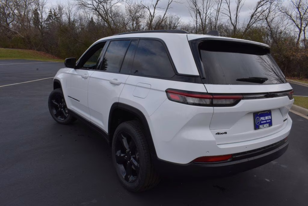 2025 Bright White Clearcoat Jeep Grand Cherokee Limited 4X4 SUV